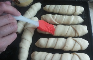 Смазываем выпечку желтком