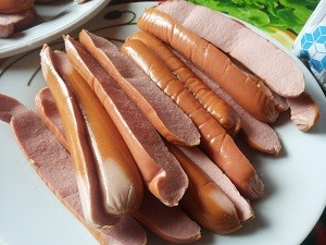 Сосиски напополам