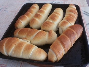 Готовые сосиски на противнеe