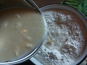 Тесто вываливаем в муку