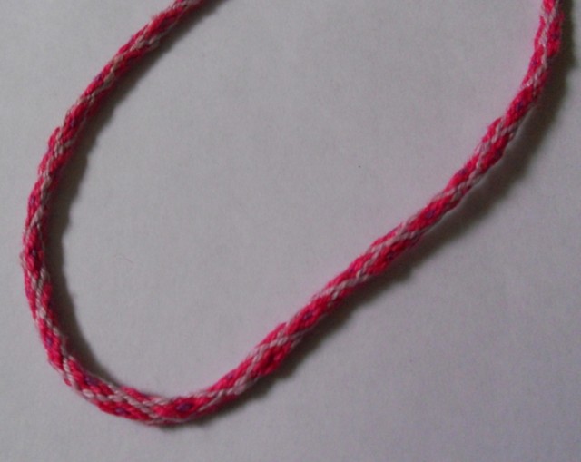 16 nitej rombiki, кумихимо из шестнадцати нитей, фото фенечки, Из чего плетут кумихимо, как плести кухимио, как плести японские шнурки фенечки кумихимио, Плетение круглых японских шнуров для начинающих