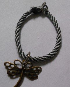 cherno-belyj 16 nitej, кумихимо из шестнадцати нитей, фото фенечки, Из чего плетут кумихимо, как плести кухимио, как плести японские шнурки фенечки кумихимио, Плетение круглых японских шнуров для начинающих