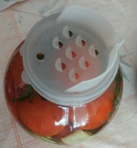 Бланшировка помидор в банке