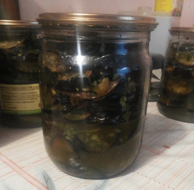 ostrye baklazhany marinovannye v banke