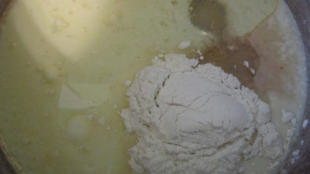 Dobavljaem muku v moloko s saharom i drozhzham