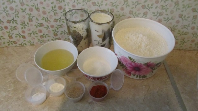 Ingredienty dlja dvuhcvetnogo hlejuas paprikoj na kislom moloke