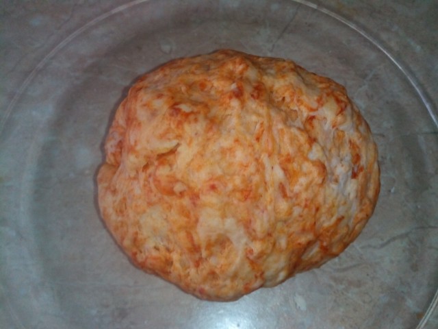 peremeshivaem testo s poroshom papriki