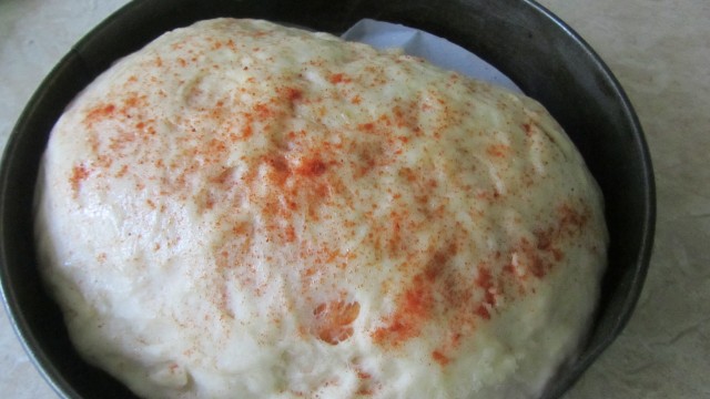 posypaem testo paprikoj