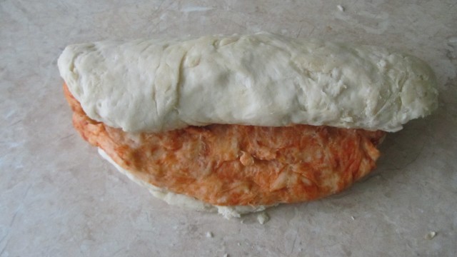 svorachivaem testo ruletom