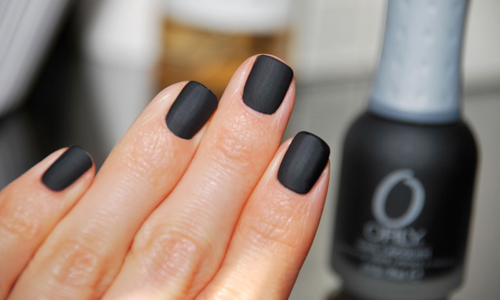 Chernyj-matovyj-manikjur