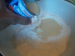 Добавление сгущенки в смесь мастики