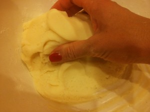 vymeshivanie mastiki rukami