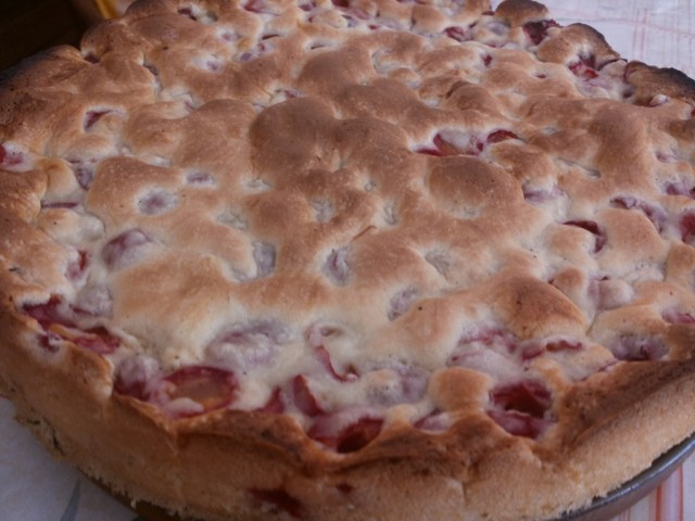 Готовый бисквитный пирог с вишней