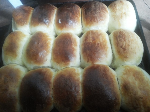 Готовые пирожки с яблоками на противне