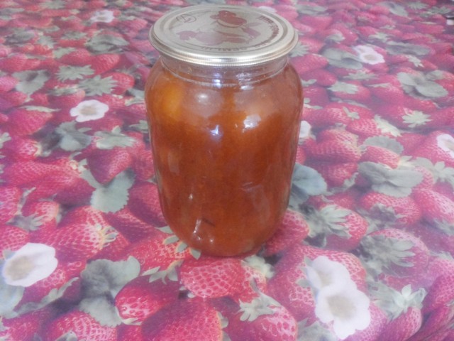 Абрикосовое варенье в банке