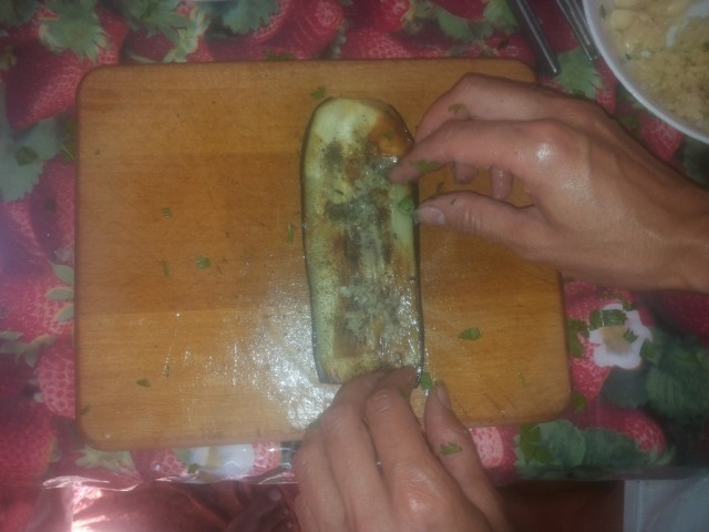 obzharennyj jazychok iz baklazhan posypannyj chernym percem